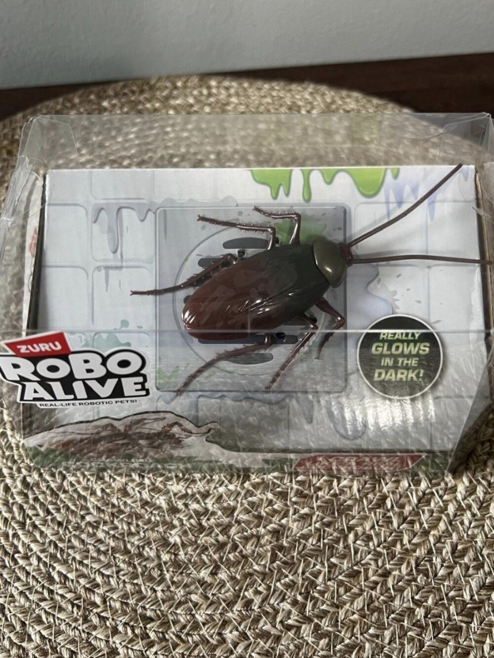 ZURU ROBO ALIVE Crawling CockRoach SUPER FAST GLOWS